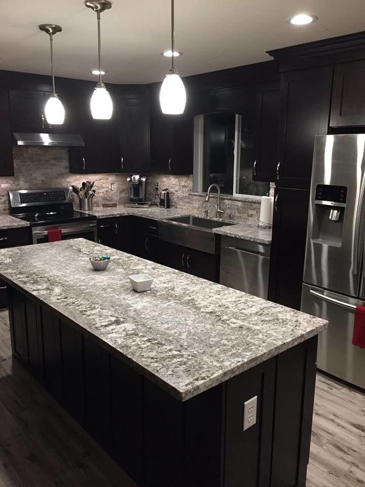 Exempel på ett mellanstort modernt kök, med en undermonterad diskho, svarta skåp, granitbänkskiva, grått stänkskydd, stänkskydd i travertin, rostfria vitvaror, en köksö och grått golv