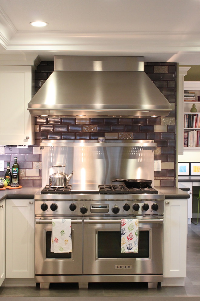 Eklektische Küche mit Küchengeräten aus Edelstahl, Schrankfronten im Shaker-Stil, weißen Schränken, bunter Rückwand und Rückwand aus Metrofliesen in San Francisco