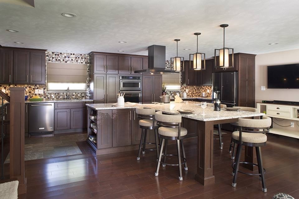 Idéer för ett stort klassiskt flerfärgad kök, med släta luckor, bruna skåp, granitbänkskiva, flerfärgad stänkskydd, stänkskydd i mosaik, rostfria vitvaror, en köksö och flerfärgat golv