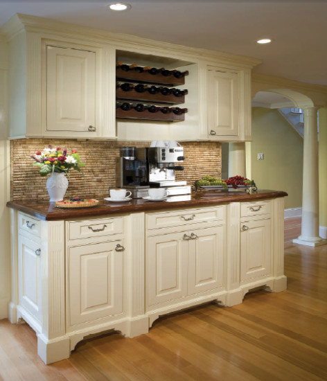 Foto på ett mellanstort lantligt kök, med en dubbel diskho, luckor med upphöjd panel, bruna skåp, kaklad bänkskiva, vitt stänkskydd, rostfria vitvaror, mörkt trägolv och en halv köksö