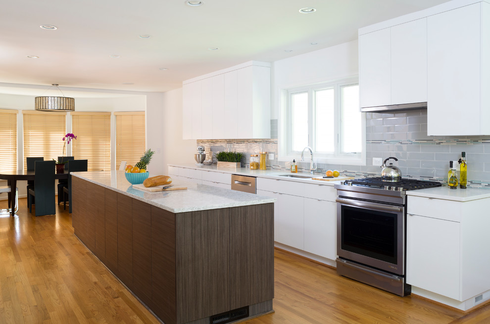Einzeilige, Große Moderne Wohnküche mit Küchenrückwand in Grau, braunem Holzboden und Kücheninsel in Washington, D.C.