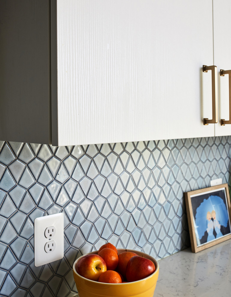 Esempio di un cucina con isola centrale minimal di medie dimensioni con ante bianche, paraspruzzi blu, elettrodomestici in acciaio inossidabile, pavimento in legno massello medio e top bianco