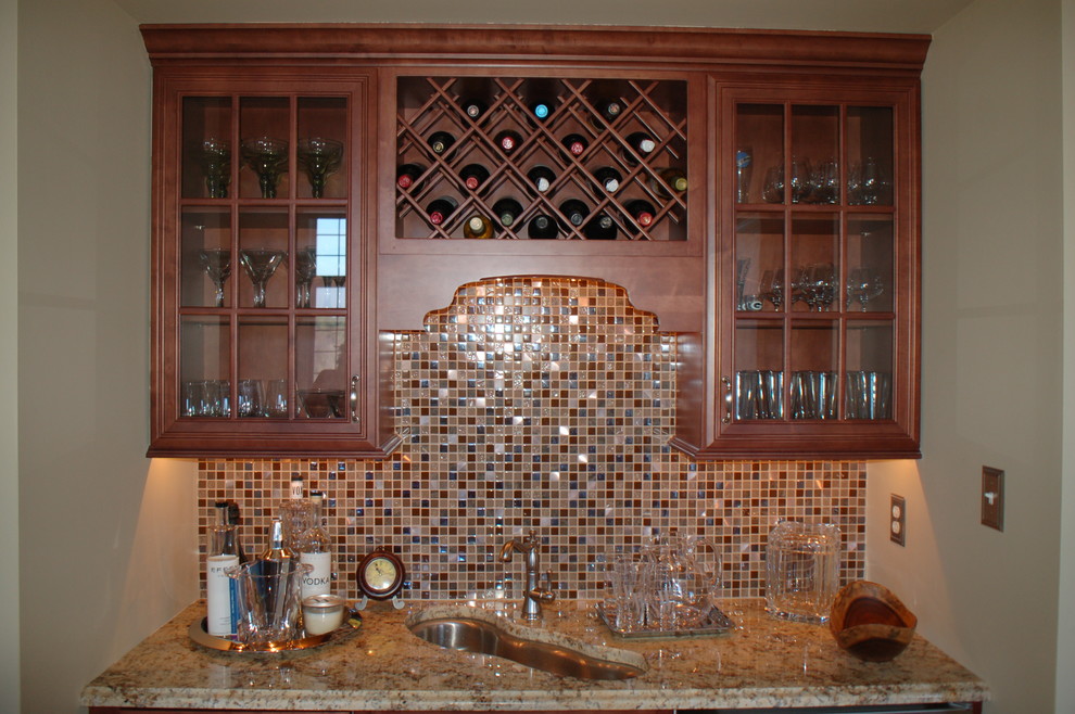 Foto de cocina comedor clásica con armarios con paneles empotrados, puertas de armario de madera en tonos medios, salpicadero multicolor, electrodomésticos de acero inoxidable y encimera de granito