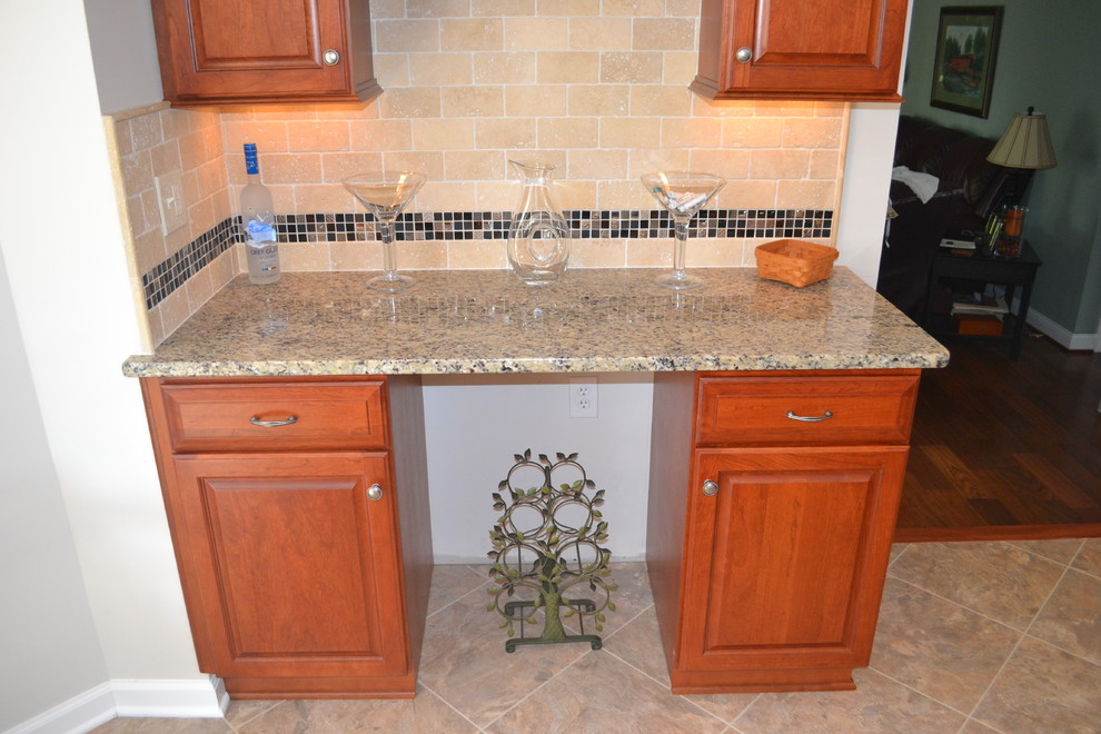 Bild på ett vintage kök, med en undermonterad diskho, luckor med upphöjd panel, skåp i mellenmörkt trä, granitbänkskiva, beige stänkskydd, stänkskydd i keramik och rostfria vitvaror