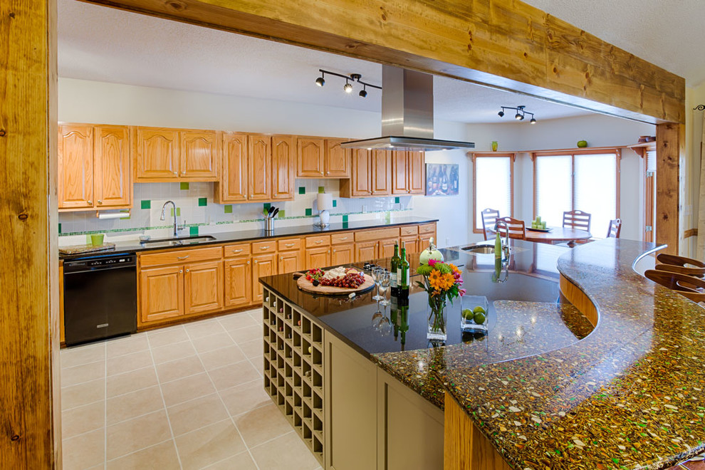 Cette image montre une cuisine américaine design avec un évier encastré, un plan de travail en verre recyclé, une crédence en céramique, un électroménager noir et îlot.