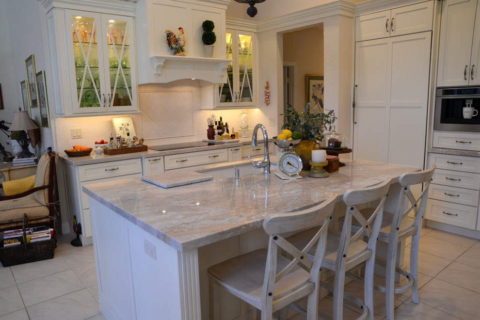 Immagine di una cucina classica di medie dimensioni con lavello sottopiano, ante in stile shaker, ante bianche, top in quarzite, paraspruzzi bianco, elettrodomestici bianchi e paraspruzzi con piastrelle diamantate