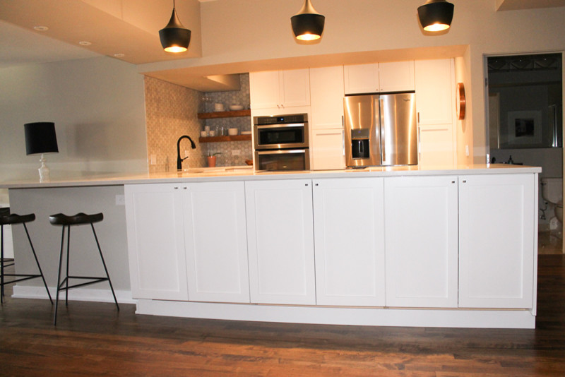 Inredning av ett minimalistiskt stort kök, med släta luckor, vita skåp, laminatbänkskiva, vitt stänkskydd, stänkskydd i keramik, rostfria vitvaror, mellanmörkt trägolv, en rustik diskho, en halv köksö och brunt golv