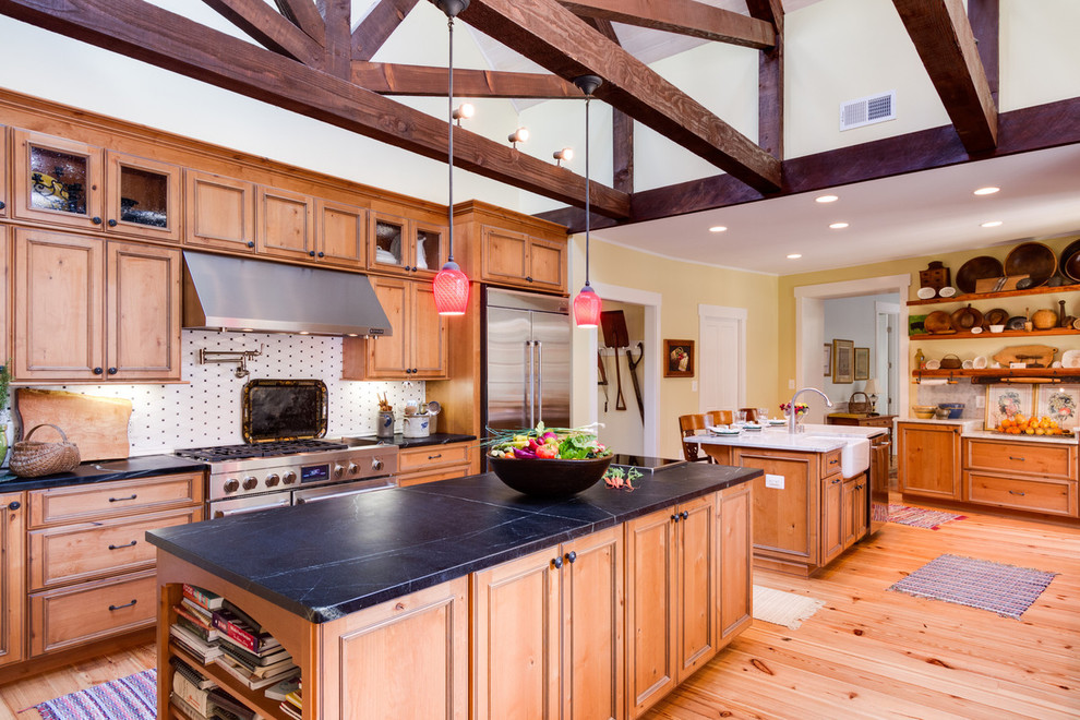 ワシントンD.C.にあるトラディショナルスタイルのおしゃれなダイニングキッチン (中間色木目調キャビネット、シルバーの調理設備) の写真