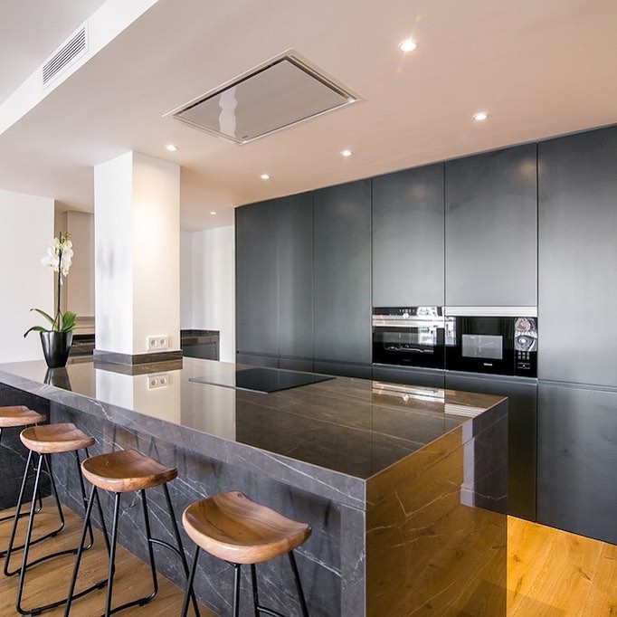 Свежая идея для дизайна: узкая кухня - отличное фото интерьера