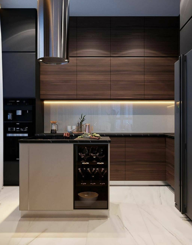 Bild på ett stort funkis brun brunt kök, med en undermonterad diskho, öppna hyllor, skåp i mörkt trä, bänkskiva i kvarts, vitt stänkskydd, glaspanel som stänkskydd, rostfria vitvaror, marmorgolv, en köksö och vitt golv