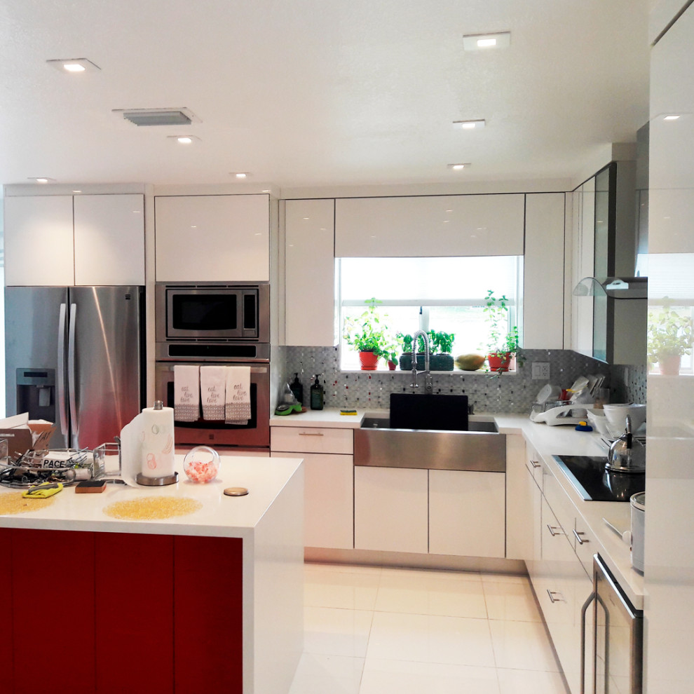 Idées déco pour une cuisine moderne avec un placard sans porte, îlot et un plan de travail rouge.