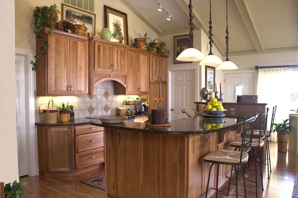 Cette photo montre une cuisine américaine parallèle moderne en bois brun avec un évier posé.