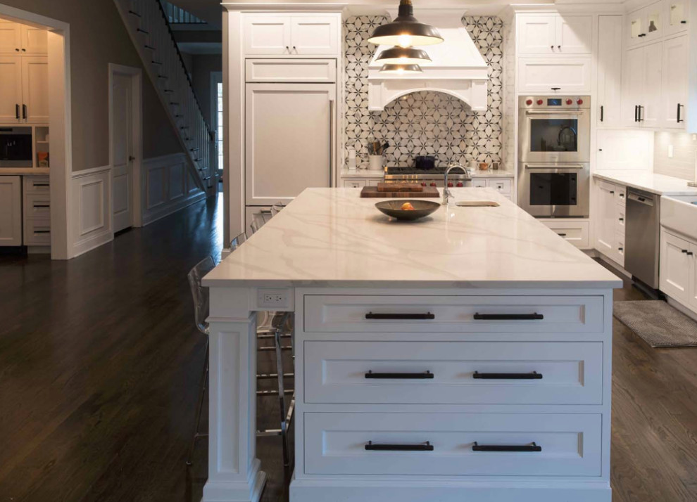 Idéer för att renovera ett mellanstort amerikanskt vit vitt kök, med en rustik diskho, luckor med infälld panel, vita skåp, marmorbänkskiva, flerfärgad stänkskydd, stänkskydd i cementkakel, integrerade vitvaror, mörkt trägolv, en köksö och brunt golv