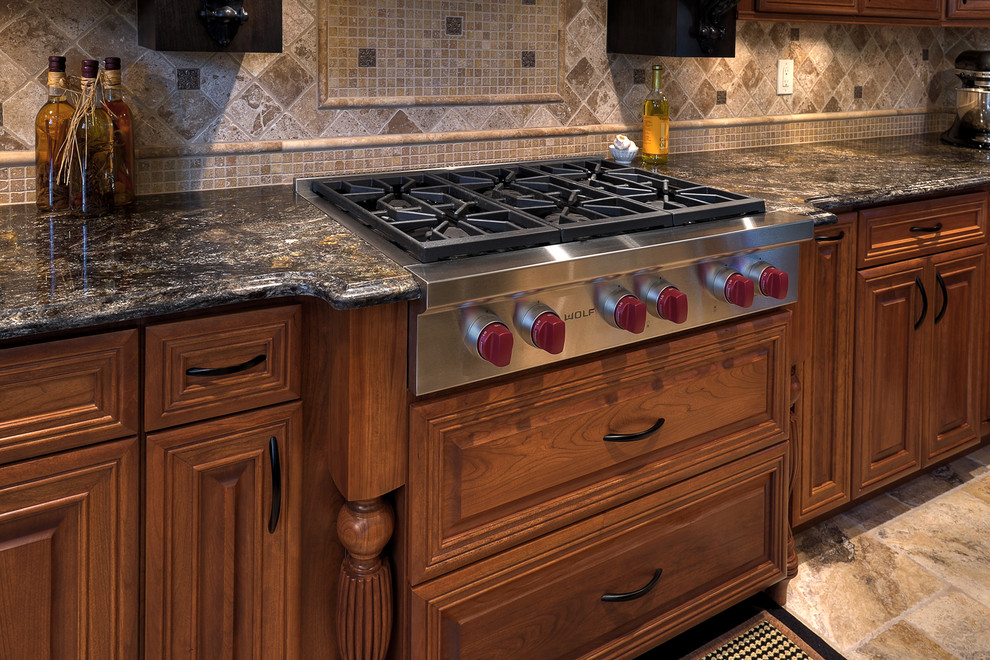 Exempel på ett stort klassiskt kök, med en undermonterad diskho, luckor med upphöjd panel, skåp i mellenmörkt trä, granitbänkskiva, brunt stänkskydd, stänkskydd i stenkakel, svarta vitvaror, marmorgolv och en köksö