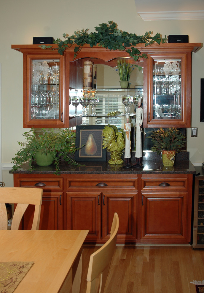 Exemple d'une cuisine américaine parallèle chic en bois brun avec un évier encastré et un électroménager en acier inoxydable.
