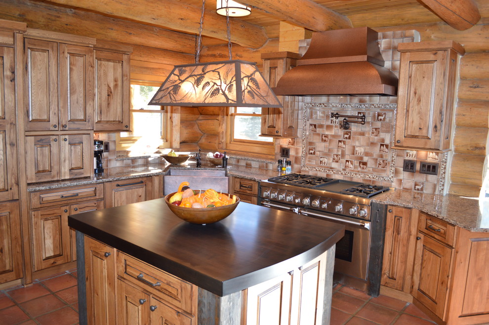 Exempel på ett mellanstort rustikt kök, med en undermonterad diskho, luckor med upphöjd panel, skåp i slitet trä, bänkskiva i kvarts, beige stänkskydd, stänkskydd i keramik, rostfria vitvaror, klinkergolv i terrakotta och en köksö
