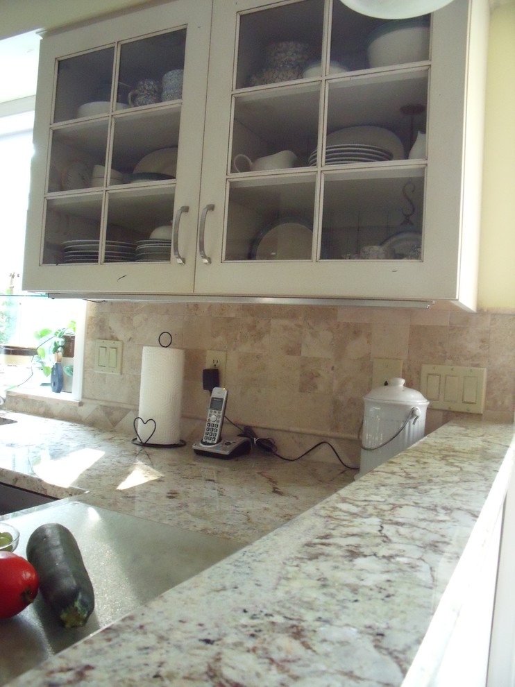 Bild på ett avskilt, mellanstort vintage kök, med en dubbel diskho, luckor med profilerade fronter, vita skåp, granitbänkskiva, beige stänkskydd, rostfria vitvaror, klinkergolv i keramik och en halv köksö