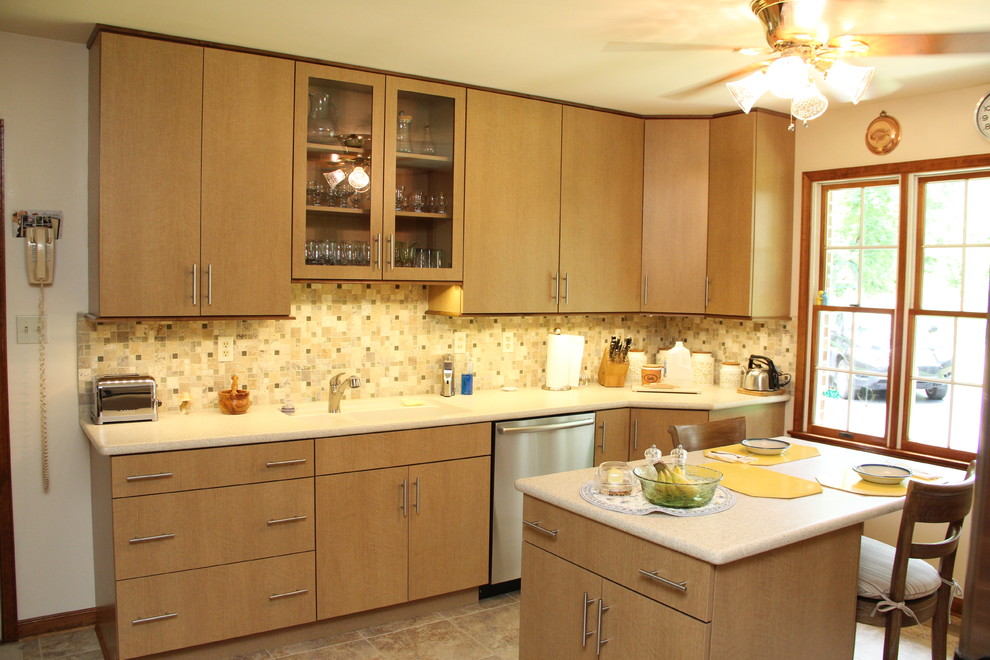 Immagine di una cucina minimal chiusa e di medie dimensioni con ante lisce, ante in legno chiaro, top in granito, paraspruzzi beige, elettrodomestici in acciaio inossidabile e pavimento con piastrelle in ceramica