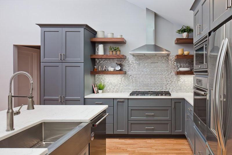 Gray Cabinets And Glass Tile Backsplash, Backsplash Ideas For Grey Kitchen Cabinets