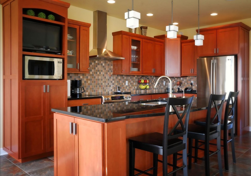 Zweizeilige, Mittelgroße Moderne Wohnküche mit Unterbauwaschbecken, hellbraunen Holzschränken, Küchengeräten aus Edelstahl, Kücheninsel, Schrankfronten im Shaker-Stil und Keramikboden in Orlando