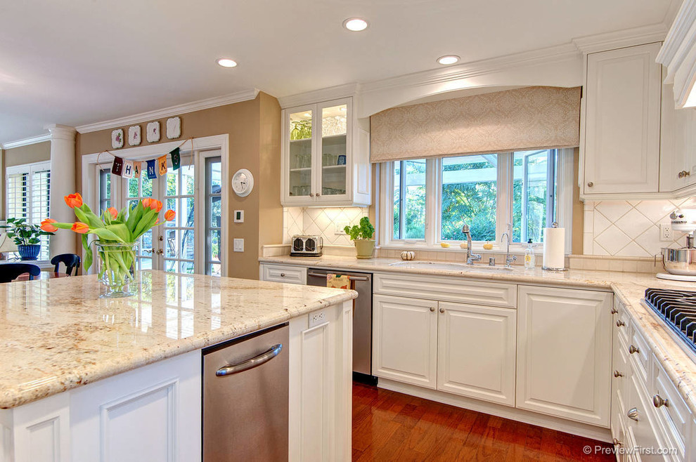 Eat-in kitchen - traditional eat-in kitchen idea in Orange County