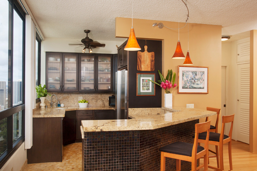 Moderne Küche mit Unterbauwaschbecken, Glasfronten, dunklen Holzschränken, bunter Rückwand und Keramikboden in Hawaii