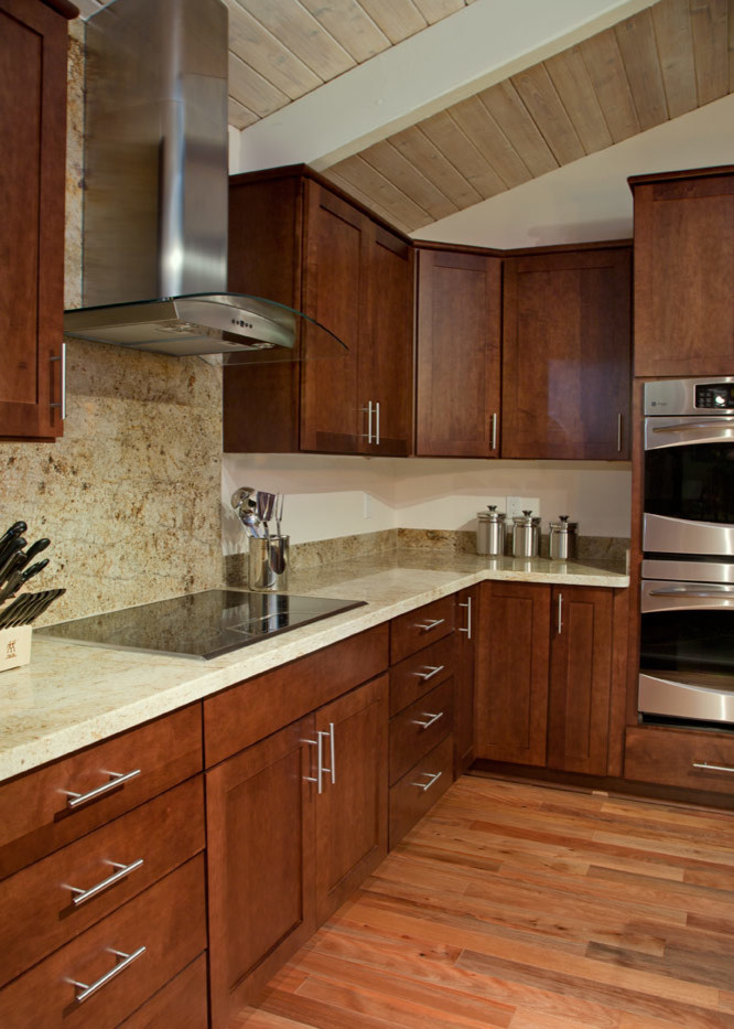 Foto di una cucina contemporanea con ante in legno bruno, paraspruzzi multicolore e elettrodomestici in acciaio inossidabile