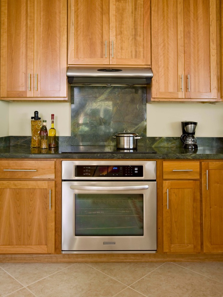 Foto de cocina actual con fregadero bajoencimera, salpicadero gris y electrodomésticos de acero inoxidable