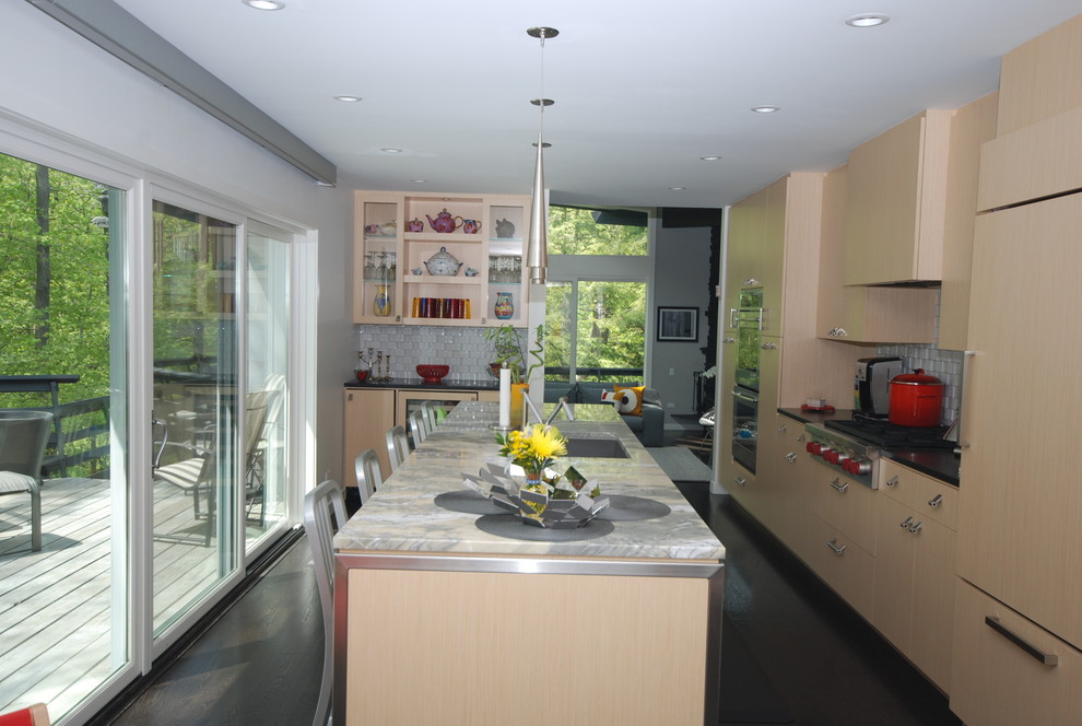 Esempio di una cucina moderna chiusa e di medie dimensioni con lavello sottopiano, ante lisce, ante in legno chiaro, top in granito, paraspruzzi bianco, elettrodomestici da incasso, parquet scuro e pavimento marrone