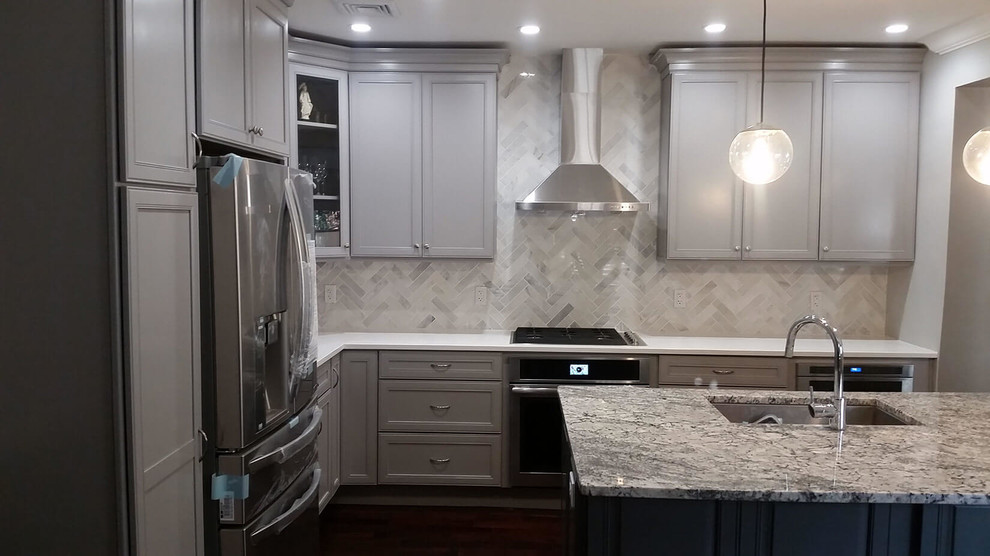 Klassisk inredning av ett mellanstort kök, med skåp i shakerstil, grå skåp, granitbänkskiva, flerfärgad stänkskydd, rostfria vitvaror och en köksö