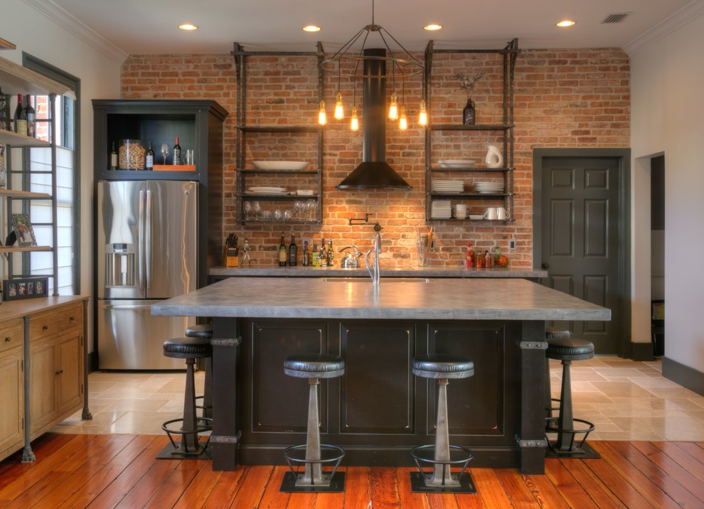 Bild på ett mellanstort industriellt kök, med stänkskydd i tegel, rostfria vitvaror, en köksö, en undermonterad diskho, bruna skåp, bänkskiva i betong, rött stänkskydd, klinkergolv i keramik, beiget golv och luckor med upphöjd panel