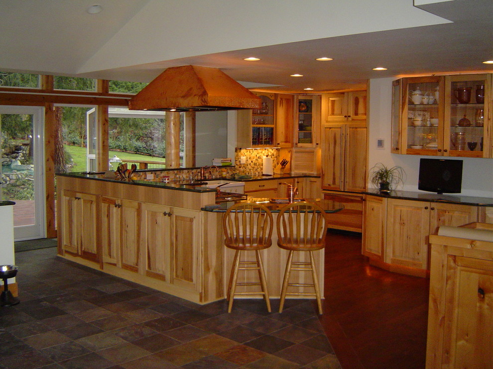 Photo of a traditional kitchen in Seattle.
