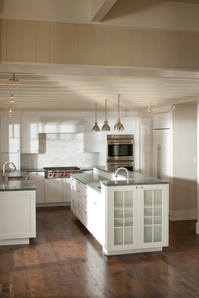 Idéer för att renovera ett mycket stort maritimt kök, med en rustik diskho, luckor med infälld panel, vita skåp, marmorbänkskiva, vitt stänkskydd, stänkskydd i sten, rostfria vitvaror och mörkt trägolv