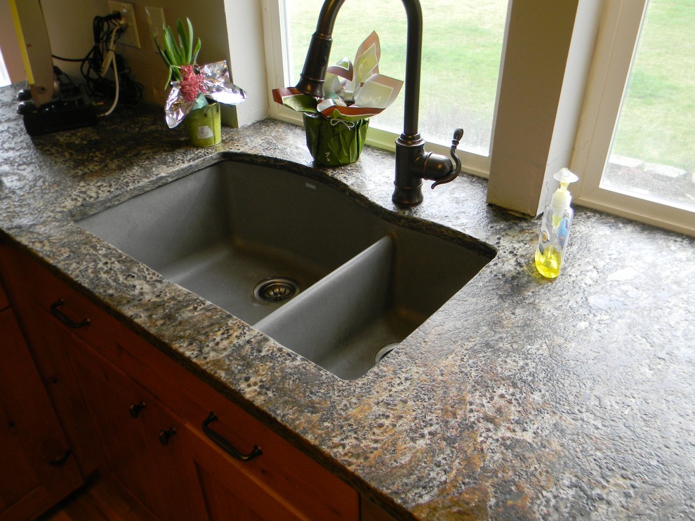 Foto di una cucina con lavello sottopiano e top in granito