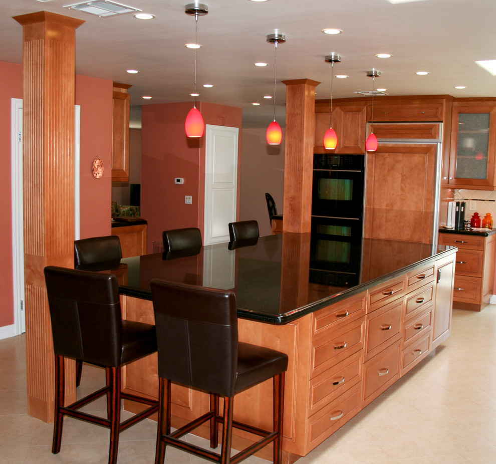 Пример оригинального дизайна: п-образная кухня среднего размера в современном стиле с обеденным столом, двойной мойкой, фасадами цвета дерева среднего тона, бежевым фартуком, техникой из нержавеющей стали и островом