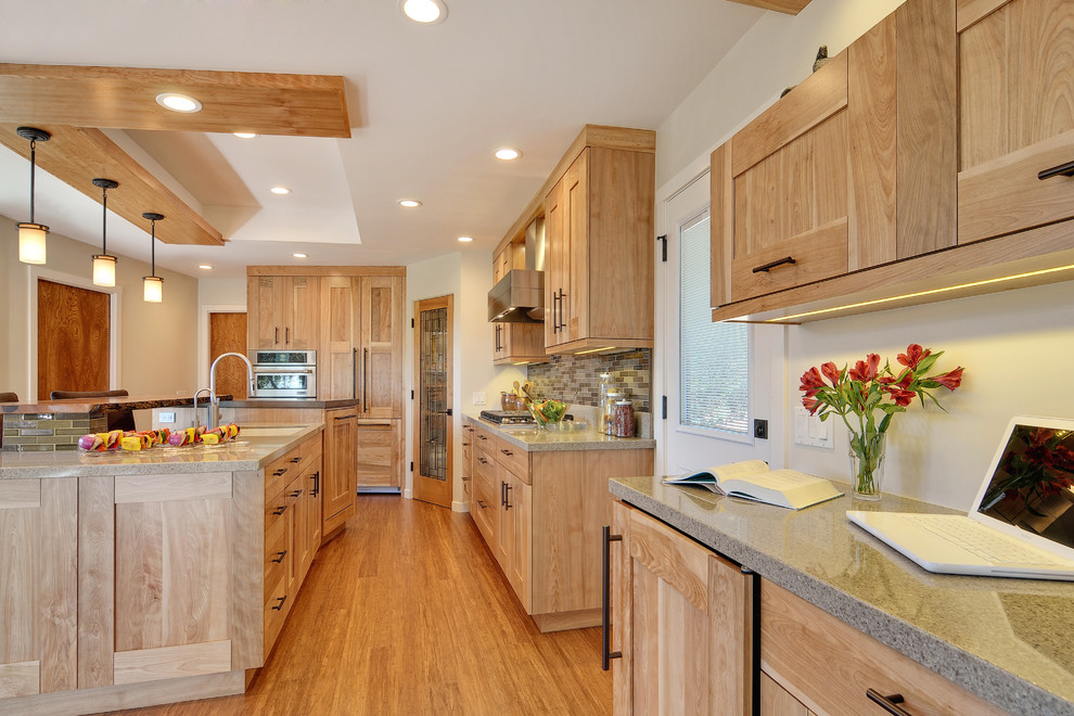Moderne Küche mit Unterbauwaschbecken, Schrankfronten im Shaker-Stil, hellen Holzschränken, bunter Rückwand und Elektrogeräten mit Frontblende in San Francisco