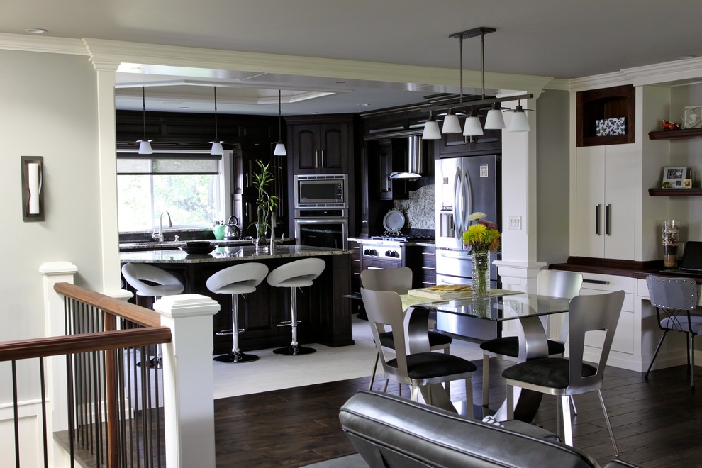 Mittelgroße Moderne Wohnküche mit Waschbecken, profilierten Schrankfronten, dunklen Holzschränken, Arbeitsplatte aus Holz, Küchengeräten aus Edelstahl, Porzellan-Bodenfliesen und Kücheninsel in Vancouver