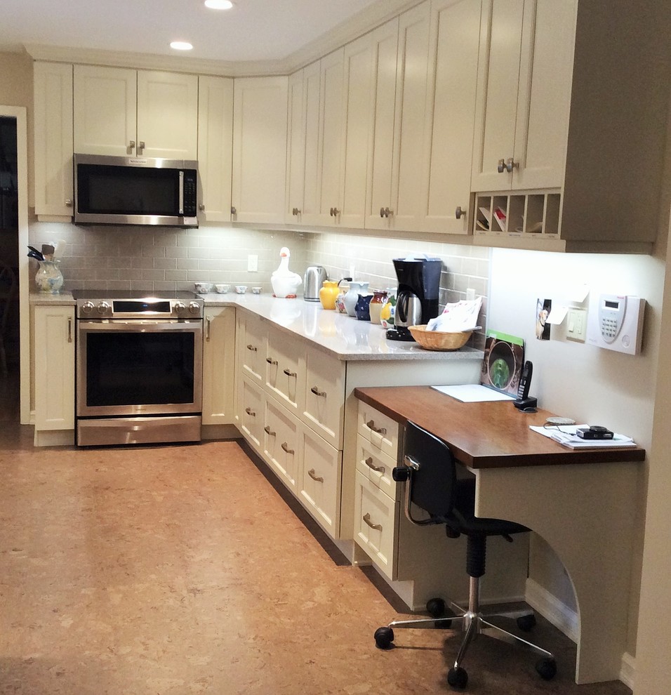Bild på ett vintage kök, med vita skåp, bänkskiva i kvartsit, grått stänkskydd, stänkskydd i keramik, rostfria vitvaror och korkgolv