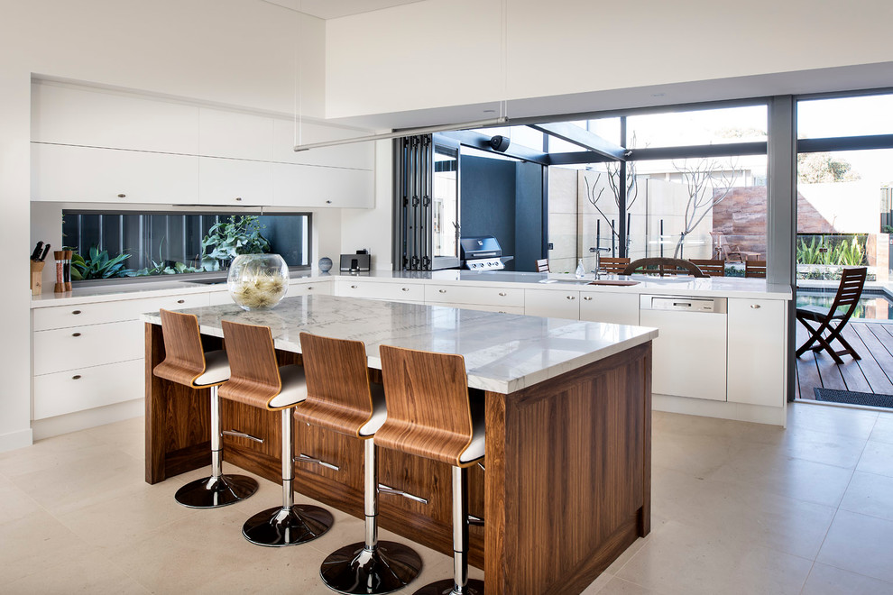 Moderne Küche in L-Form mit Unterbauwaschbecken, flächenbündigen Schrankfronten, weißen Schränken, Marmor-Arbeitsplatte, Elektrogeräten mit Frontblende und Kücheninsel in Perth