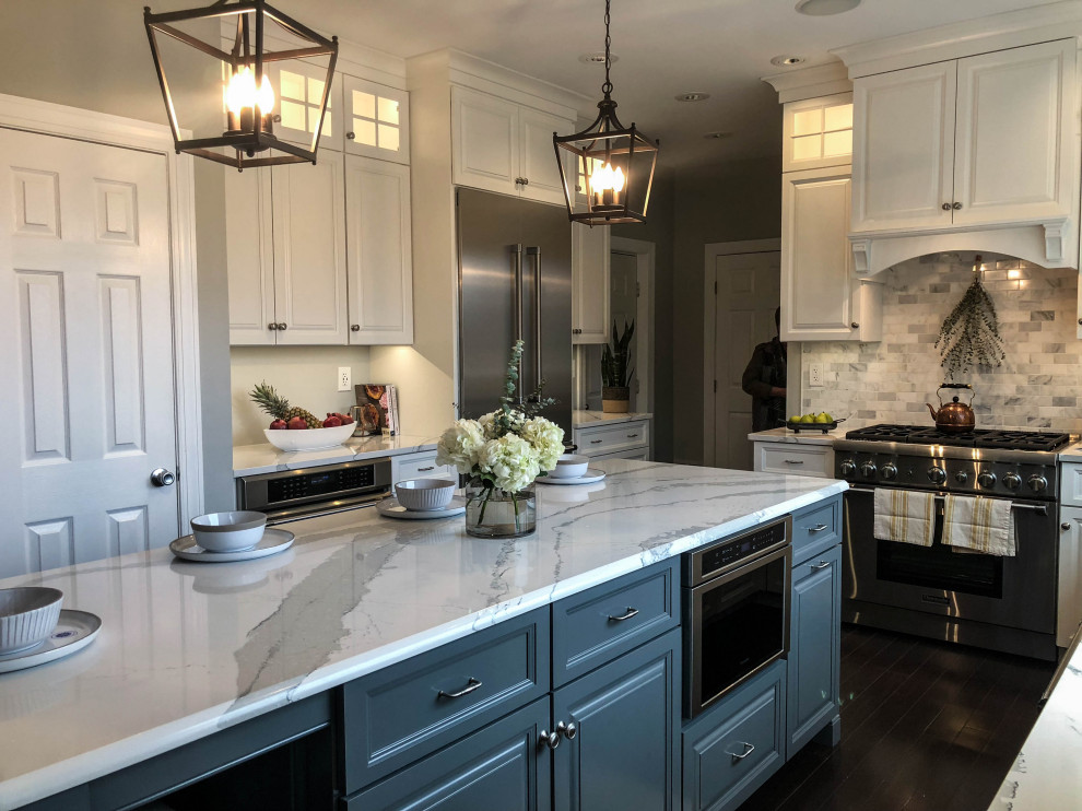 Bild på ett stort vintage flerfärgad flerfärgat kök, med en integrerad diskho, skåp i shakerstil, vita skåp, marmorbänkskiva, flerfärgad stänkskydd, stänkskydd i keramik, rostfria vitvaror, mörkt trägolv, en köksö och svart golv