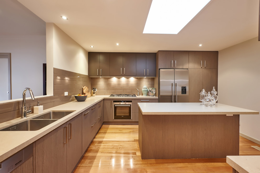Zweizeilige Moderne Wohnküche in Melbourne