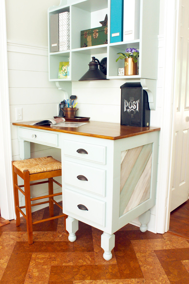 Modelo de cocina de estilo de casa de campo con fregadero sobremueble, armarios con paneles empotrados, puertas de armario azules, encimera de cuarzo compacto y electrodomésticos blancos