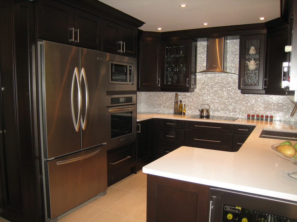 Example of a trendy u-shaped eat-in kitchen design in Toronto with an undermount sink, shaker cabinets, dark wood cabinets, quartz countertops, gray backsplash and stainless steel appliances