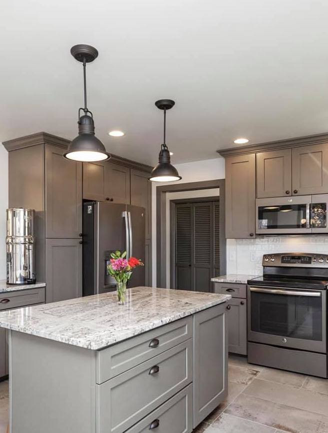Modern inredning av ett mellanstort flerfärgad flerfärgat kök, med en undermonterad diskho, luckor med infälld panel, grå skåp, granitbänkskiva, vitt stänkskydd, stänkskydd i keramik, rostfria vitvaror, cementgolv, en köksö och grått golv