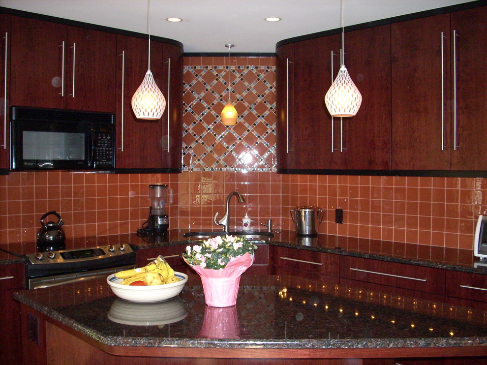 Immagine di una piccola cucina minimalista con lavello a vasca singola, ante lisce, ante in legno bruno, top in granito, paraspruzzi arancione, paraspruzzi con piastrelle di vetro, elettrodomestici in acciaio inossidabile e pavimento in gres porcellanato