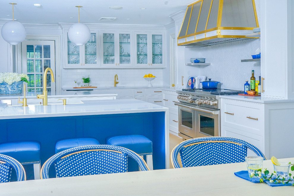 Immagine di una cucina abitabile con lavello stile country, ante bianche, paraspruzzi bianco, elettrodomestici in acciaio inossidabile, 2 o più isole e top bianco