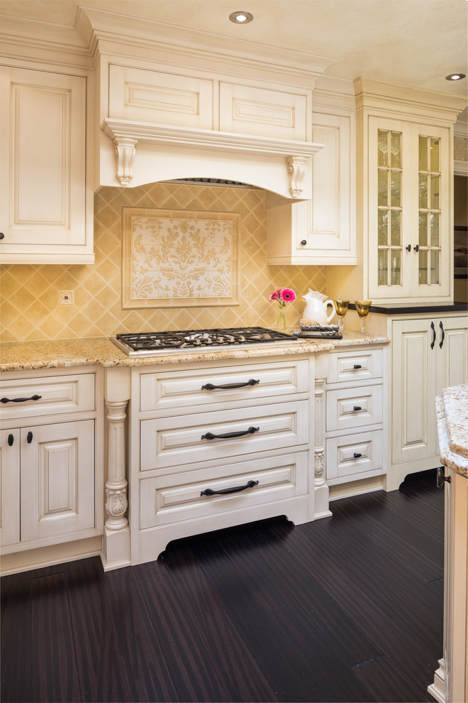 Inspiration för klassiska kök, med en rustik diskho, luckor med upphöjd panel, beige skåp, granitbänkskiva, gult stänkskydd, stänkskydd i keramik och integrerade vitvaror