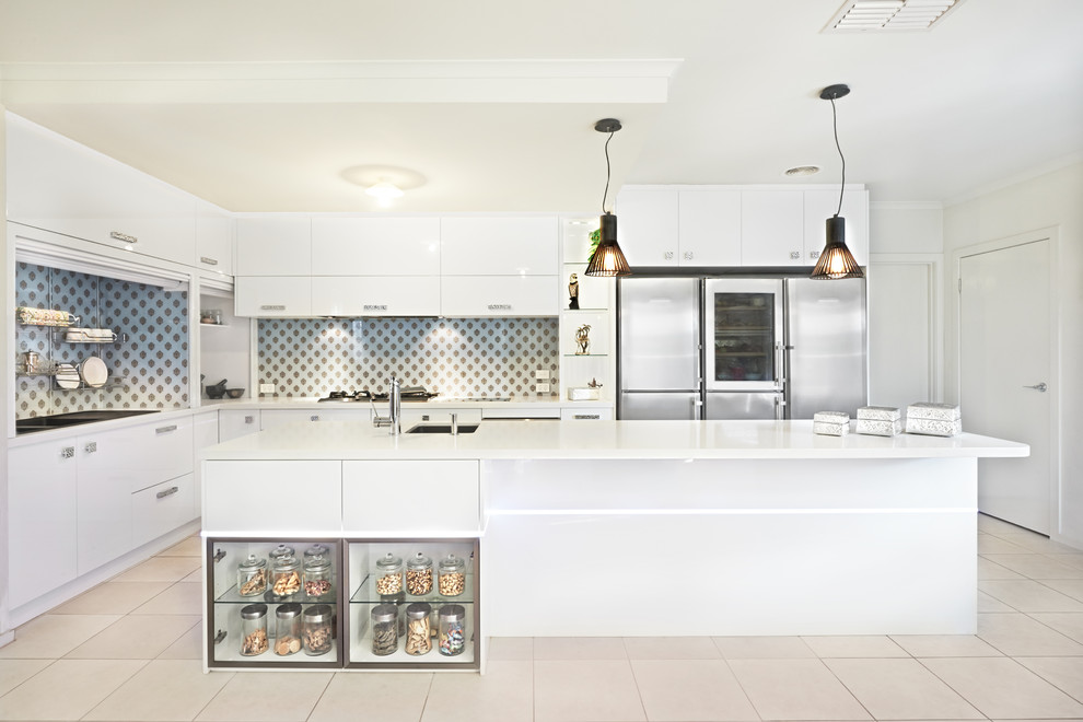 Große Moderne Küche in L-Form mit flächenbündigen Schrankfronten, weißen Schränken, Quarzwerkstein-Arbeitsplatte, bunter Rückwand, Glasrückwand, Küchengeräten aus Edelstahl, Keramikboden und Kücheninsel in Melbourne