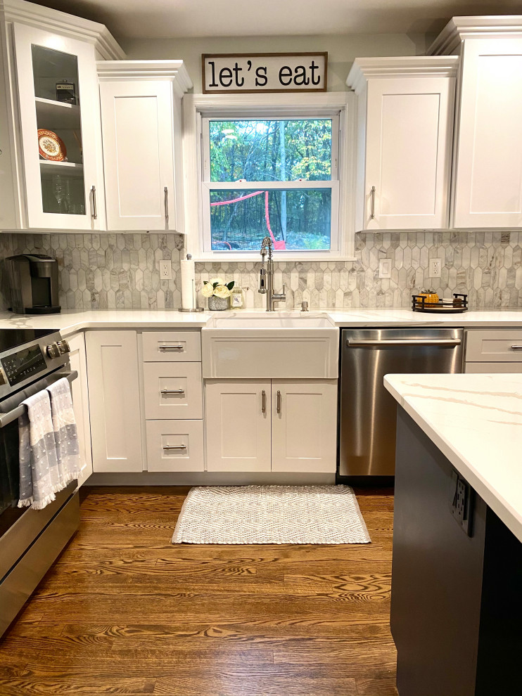 Foto på ett stort lantligt flerfärgad kök, med en rustik diskho, skåp i shakerstil, vita skåp, bänkskiva i kvartsit, flerfärgad stänkskydd, rostfria vitvaror, mörkt trägolv, en köksö och brunt golv