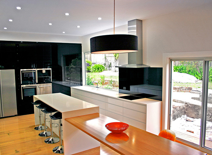 Свежая идея для дизайна: кухня в стиле лофт с обеденным столом - отличное фото интерьера